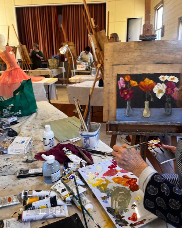Enrolments open Term 4! Places available Wednesday and Thursday classes in drawing and painting. Beginners to more experienced. Structured classes or self directed. For more information click link to website in bio. #artclasssydney #adultartclasses #paintingclasses #artclassesforadults #birchgrove