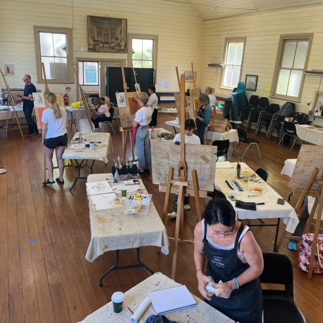 Summer School 3 day Intensive for absolute beginners to more advanced. Places still available. 
Learn fundamental skills in drawing and painting using still life and landscape as inspiration. 3 full days 10-3.30pm, 15th -17th January. To learn more and book in go to link in bio.